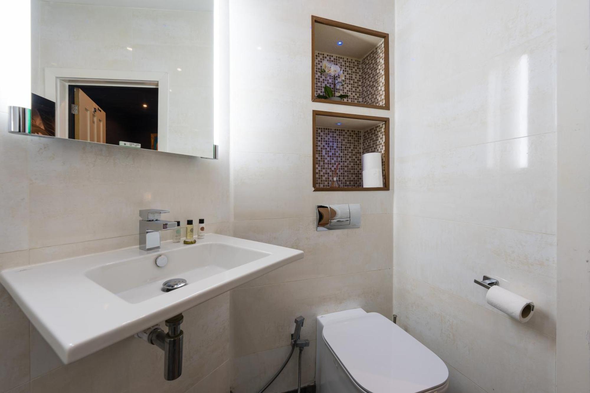 City Retreat, Spacious 4 Bed House, Games Room, Parking, Hot Tub & Bbq Cardiff Buitenkant foto