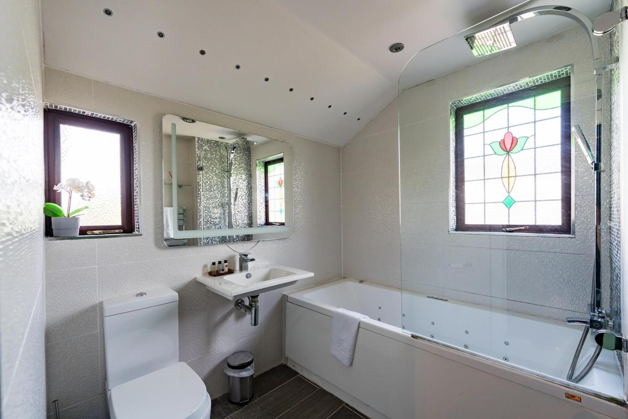 City Retreat, Spacious 4 Bed House, Games Room, Parking, Hot Tub & Bbq Cardiff Buitenkant foto
