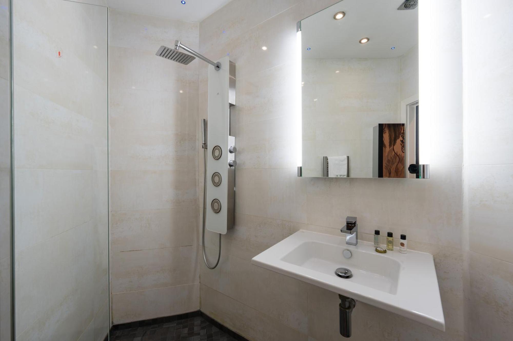 City Retreat, Spacious 4 Bed House, Games Room, Parking, Hot Tub & Bbq Cardiff Buitenkant foto