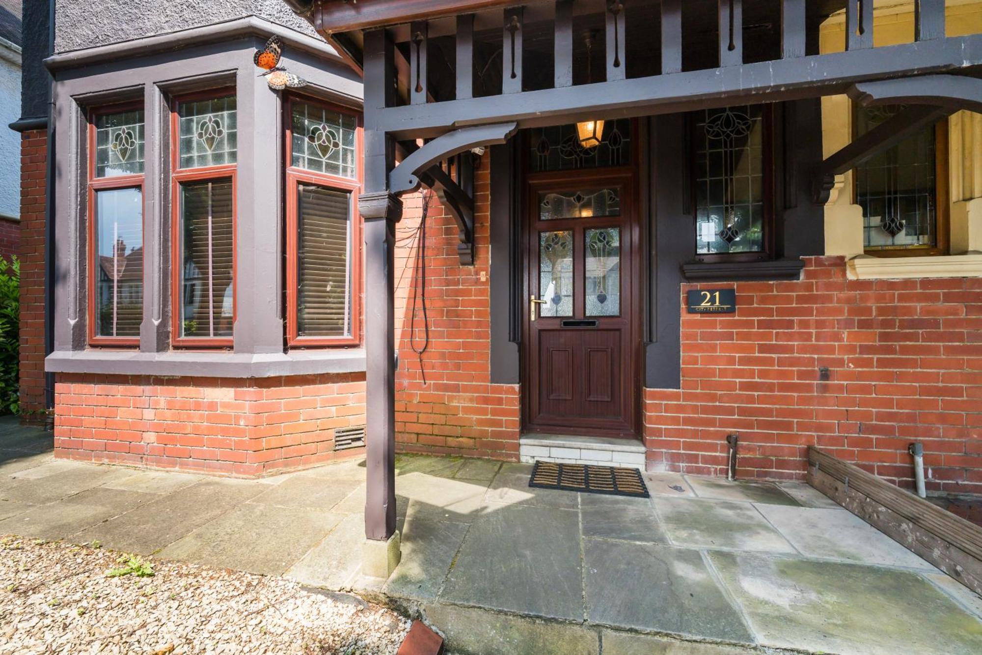 City Retreat, Spacious 4 Bed House, Games Room, Parking, Hot Tub & Bbq Cardiff Buitenkant foto