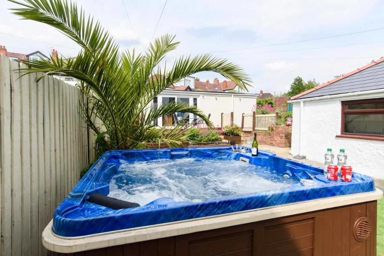 City Retreat, Spacious 4 Bed House, Games Room, Parking, Hot Tub & Bbq Cardiff Buitenkant foto