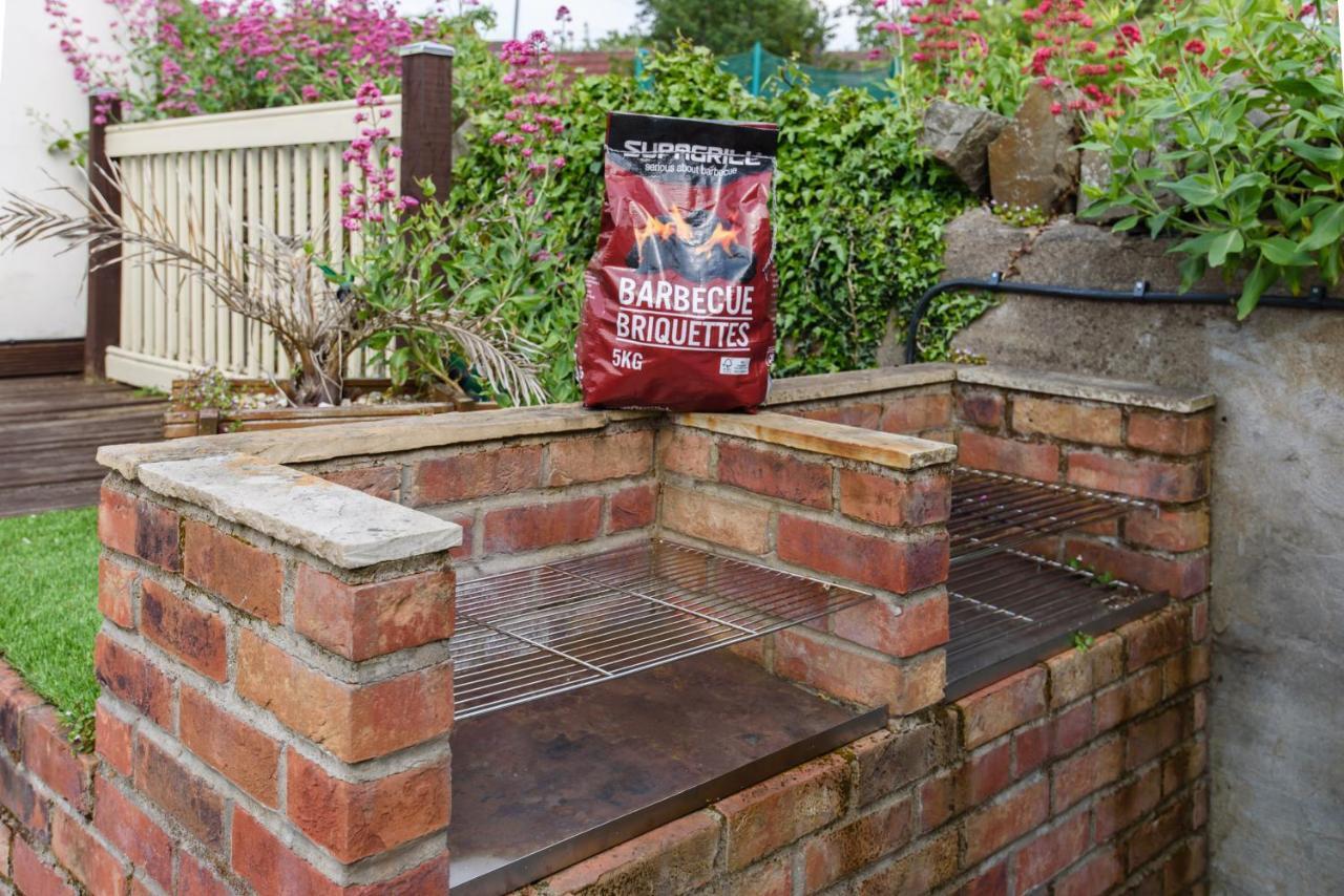 City Retreat, Spacious 4 Bed House, Games Room, Parking, Hot Tub & Bbq Cardiff Buitenkant foto
